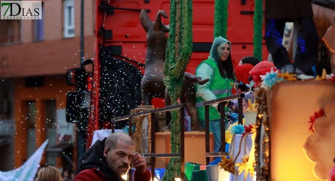 Los Reyes Magos reparten ilusión desafiando al mal tiempo en Badajoz