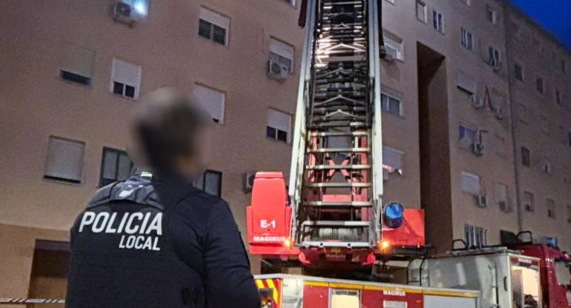 Policía Local y Bomberos trabajan en un desprendimiento en altura en Badajoz