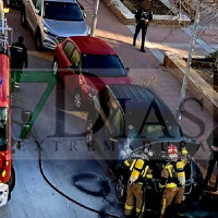 Bomberos de Badajoz trabajan en la extinción de un incendio de vehículo