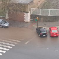 Un aguacero y granizos sorprende a los vecinos de Badajoz