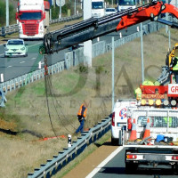 Grave accidente en la A-5: atrapado tras perder el control con una grúa