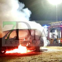 Arde una furgoneta en la barriada de Llera (BA)