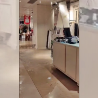 Espectaculares imágenes del agua entrando en El Corte Inglés en Badajoz