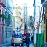 Los bomberos acceden por la fachada a una vivienda para rescatar a una mujer en Badajoz