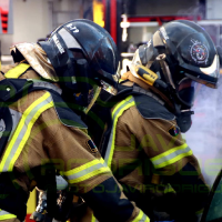 Bomberos trabajan en un incendio de vehículo en Valdepasillas