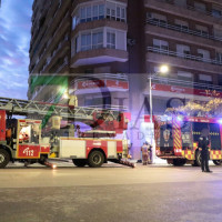 Bomberos de Badajoz trabajan en un incendio en la avenida de Europa