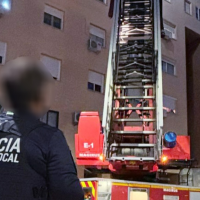 Policía Local y Bomberos trabajan en un desprendimiento en altura en Badajoz