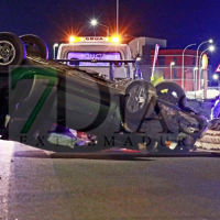 Vuelca tras colisionar contra una rotonda en Badajoz