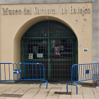 Cae parte de la cornisa de la fachada del Museo del Carnaval de Badajoz