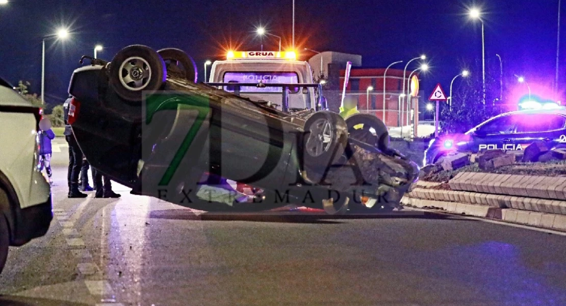 Un coche vuelca en Badajoz