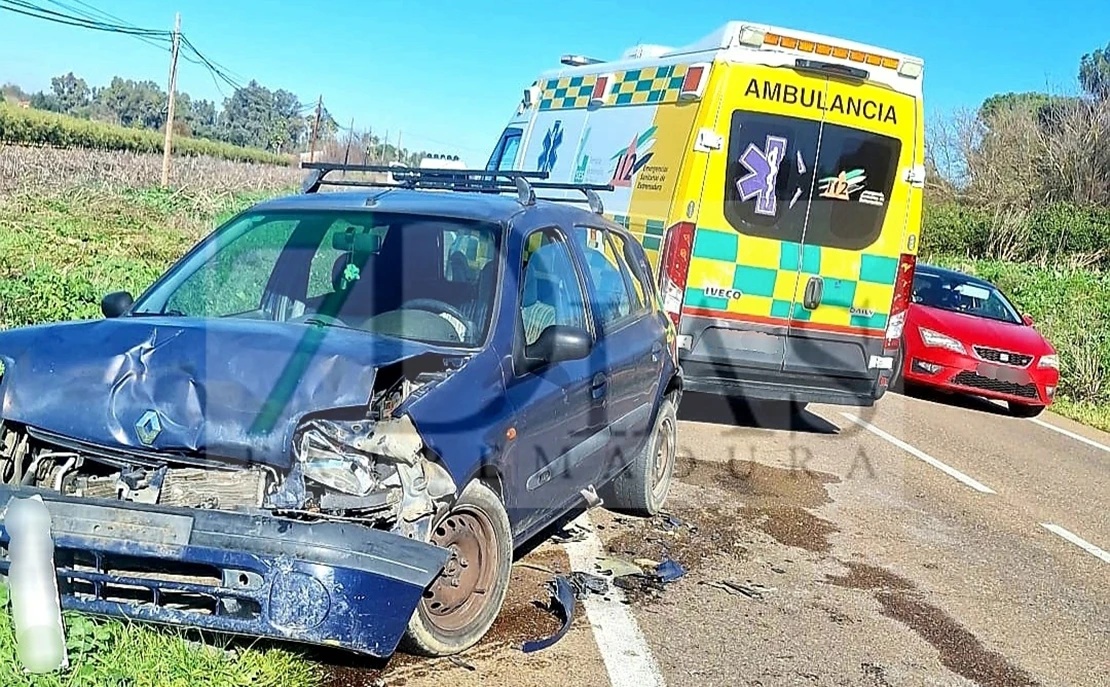 Colisión por alcance en la EX-110 cercano a la pedanía pacense de Valdebotoa