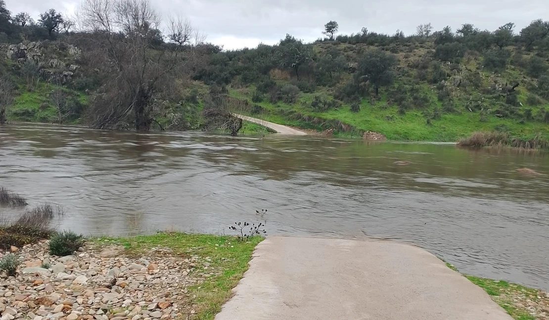 TEMPORAL EN EXTREMADURA: la crecida del río deja incomunicados a vecinos extremeños