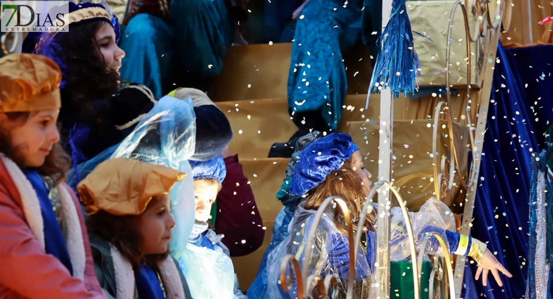 Los Reyes Magos reparten ilusión desafiando al mal tiempo en Badajoz