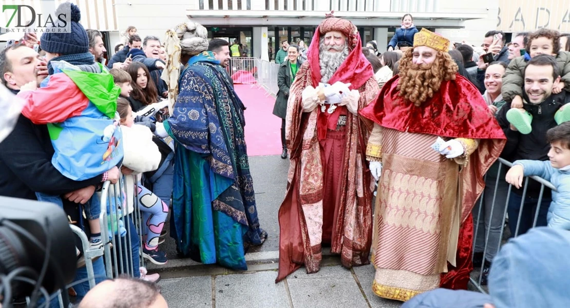 Los Reyes Magos reparten ilusión desafiando al mal tiempo en Badajoz