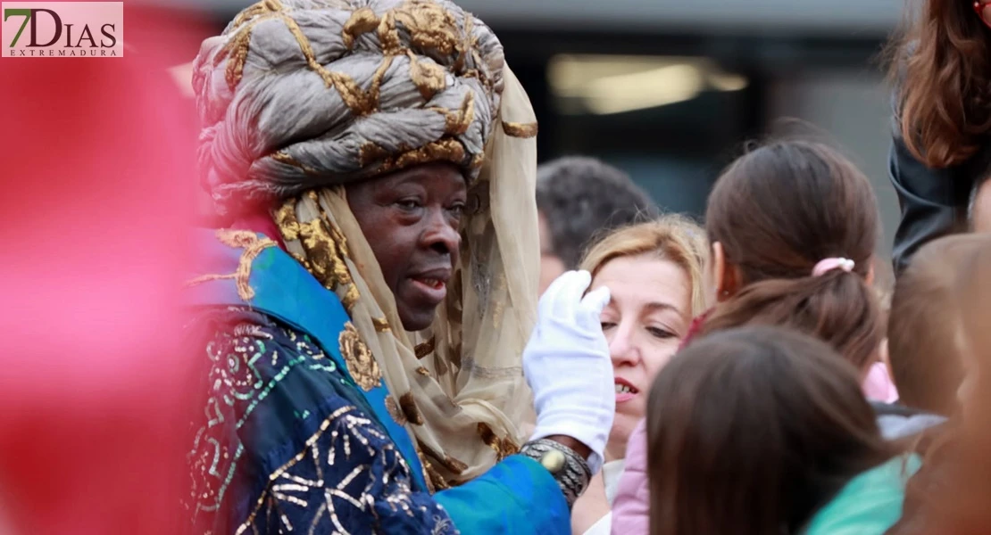 Los Reyes Magos reparten ilusión desafiando al mal tiempo en Badajoz