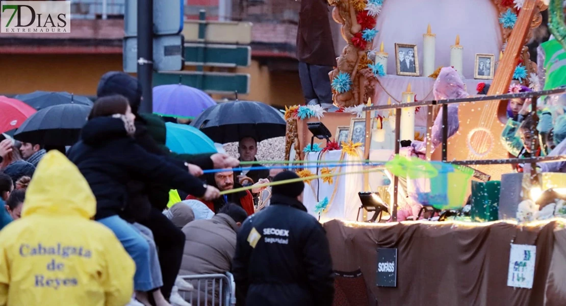 Los Reyes Magos reparten ilusión desafiando al mal tiempo en Badajoz