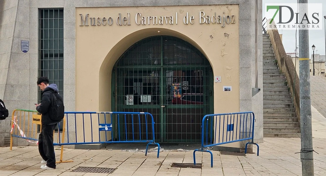 Cae parte de la cornisa de la fachada del Museo del Carnaval de Badajoz