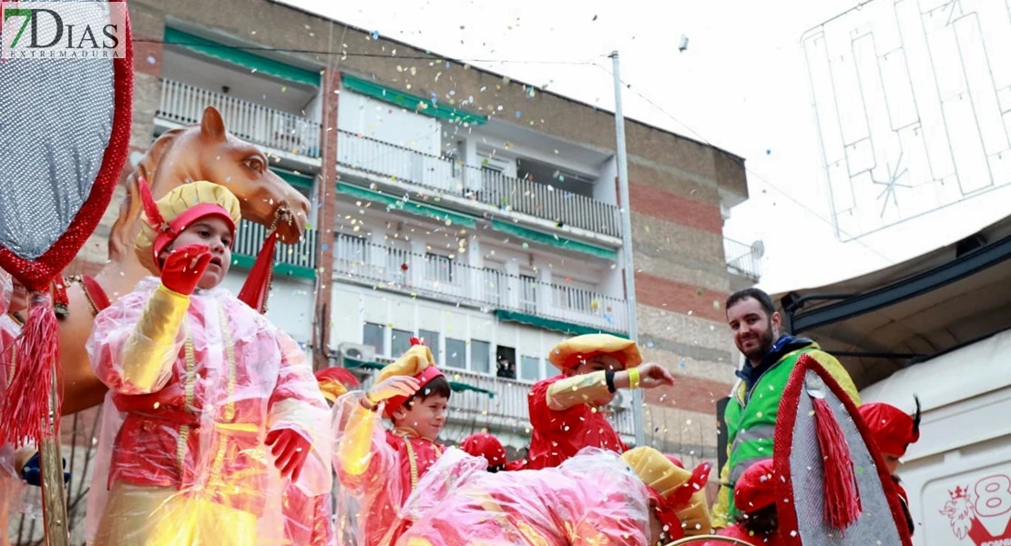 Los Reyes Magos reparten ilusión desafiando al mal tiempo en Badajoz