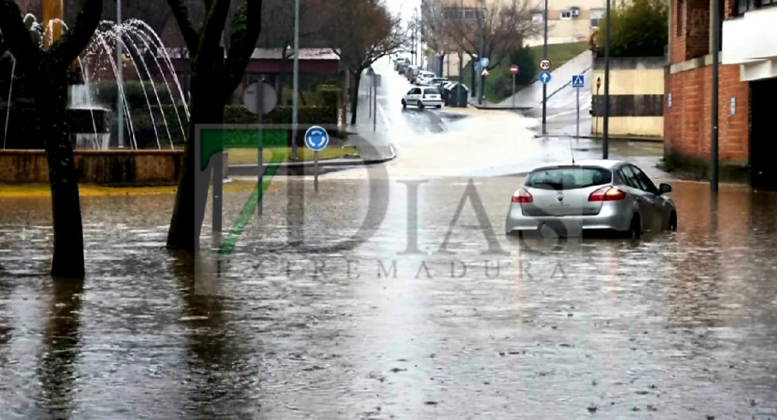 Complicada situación en Plasencia: Bomberos de la Diputación de Cáceres trabajan achicando agua