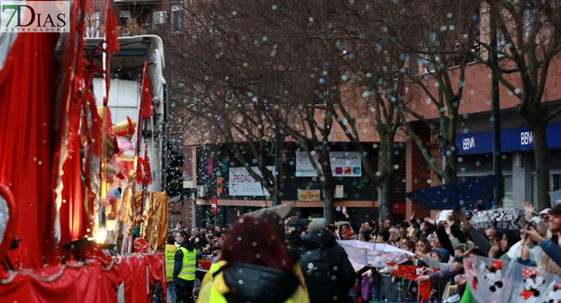 Los Reyes Magos reparten ilusión desafiando al mal tiempo en Badajoz