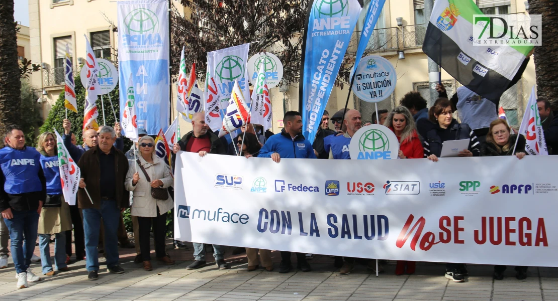 Los sindicatos se manifiestan al grito de “con la salud no se juega” en Badajoz