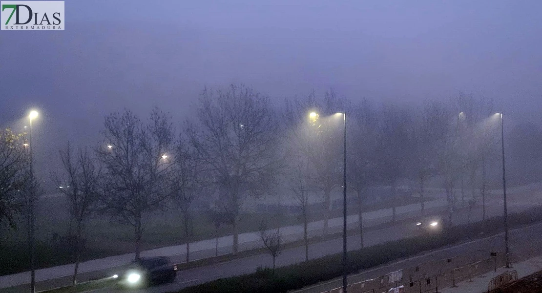 FOTONOTICIA: Un manto de niebla de niebla cubre Badajoz