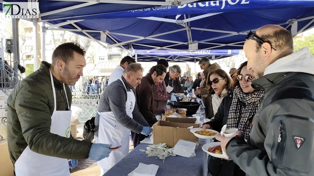 Cola eterna en San Francisco: Badajoz se vuelca con las migas solidarias