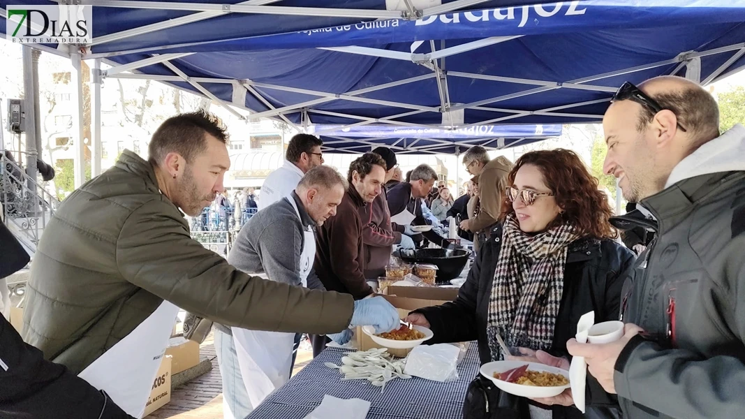 Cola eterna en San Francisco: Badajoz se vuelca con las migas solidarias