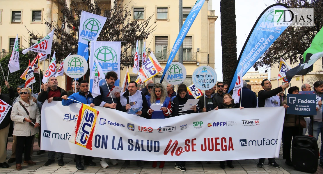 Los sindicatos se manifiestan al grito de “con la salud no se juega” en Badajoz