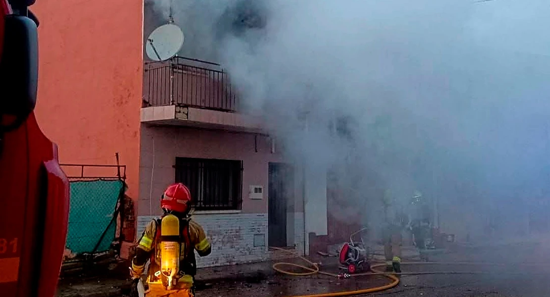 Alertan a los Bomberos y la Policía por un incendio en una casa de Moraleja