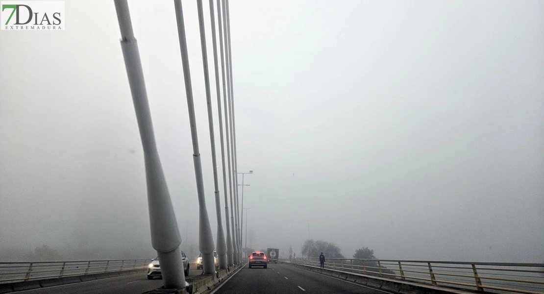 FOTONOTICIA: Un manto de niebla de niebla cubre Badajoz