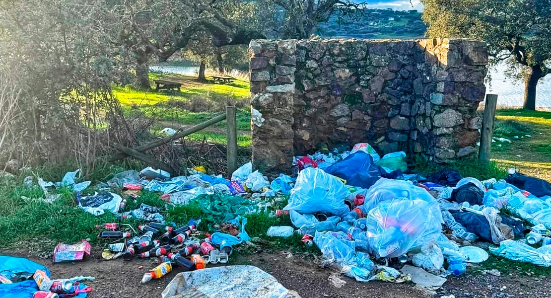 Alerta por acumulación de residuos en el merendero de Tentudía: vecinos piden intervención inmediata