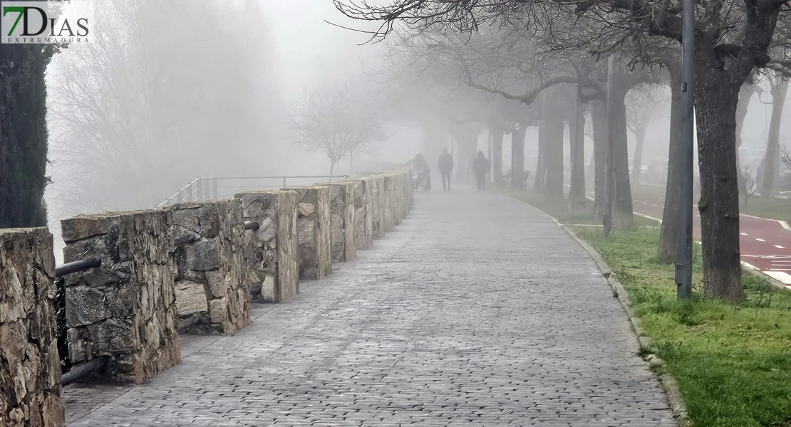 FOTONOTICIA: Un manto de niebla de niebla cubre Badajoz