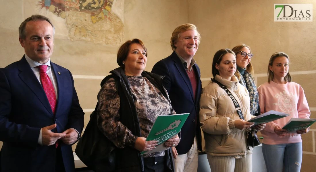 Entregan 40 viviendas rehabilitadas a familias vulnerables en Badajoz