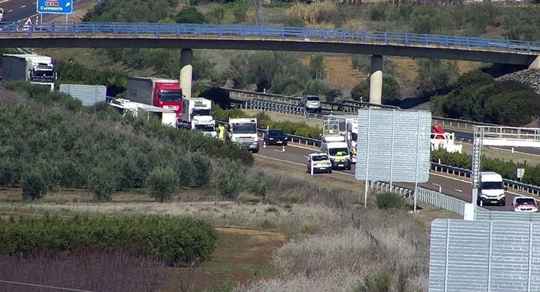 Vuelca un tráiler en la A-66 en la provincia de Badajoz