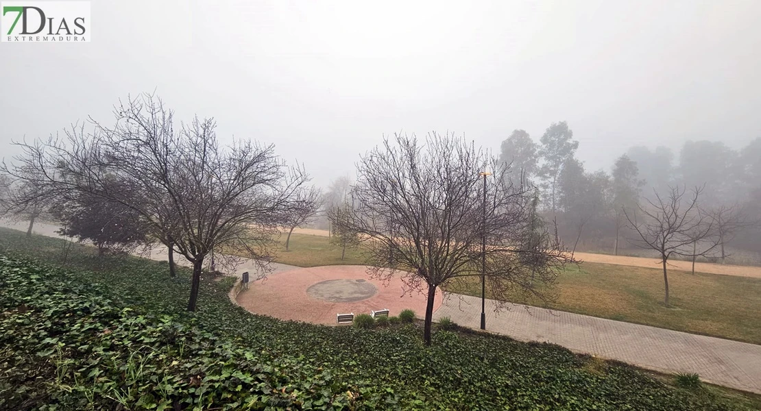 FOTONOTICIA: Un manto de niebla de niebla cubre Badajoz