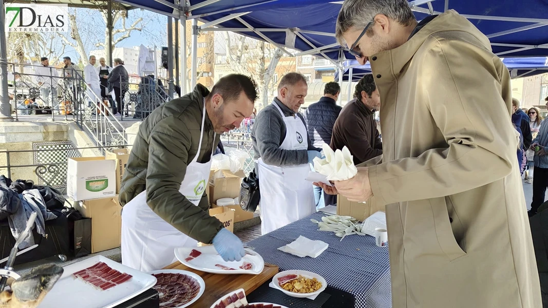 Cola eterna en San Francisco: Badajoz se vuelca con las migas solidarias