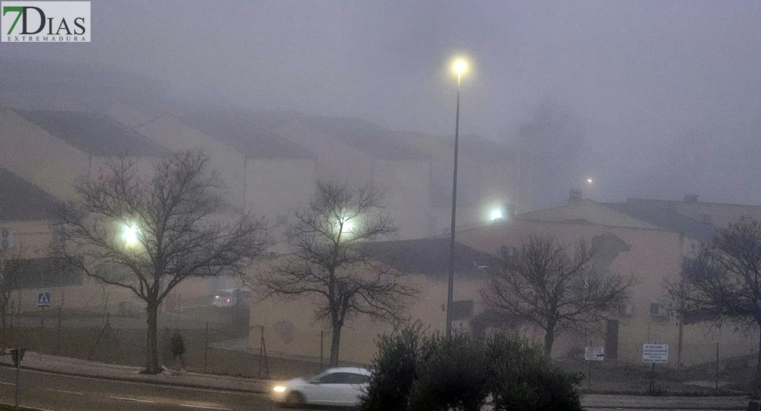 FOTONOTICIA: Un manto de niebla de niebla cubre Badajoz