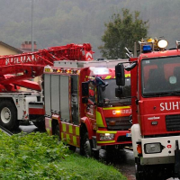 Un gran incendio obliga a los bomberos a evacuar seis edificios