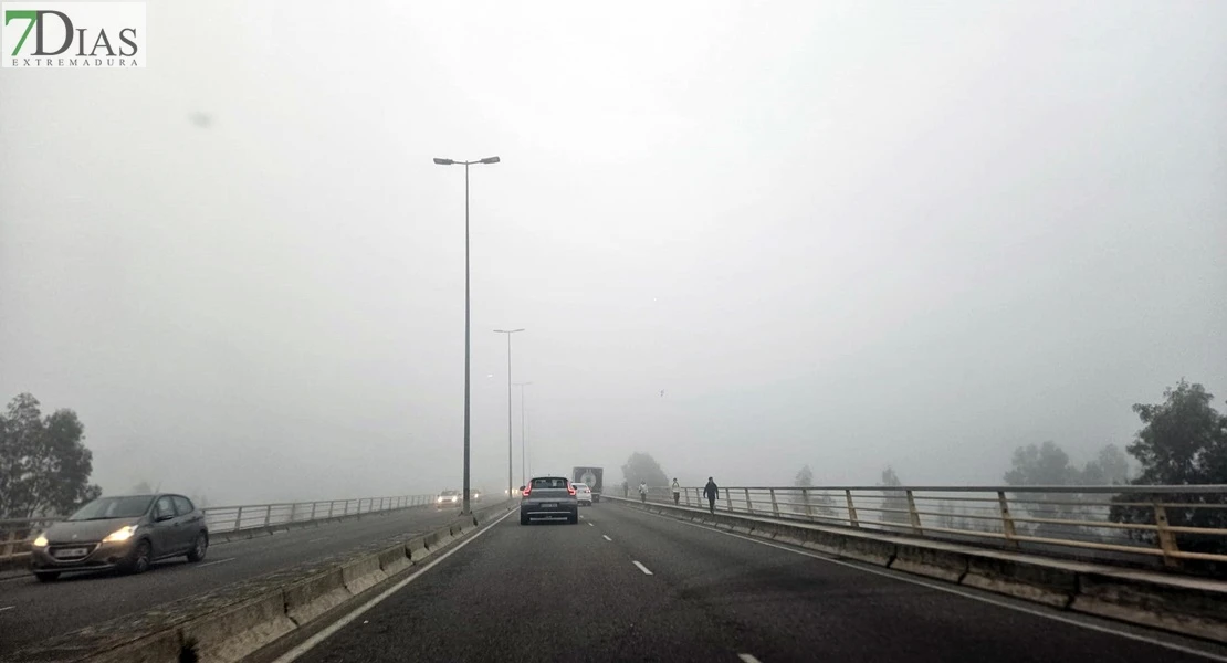 FOTONOTICIA: Un manto de niebla de niebla cubre Badajoz