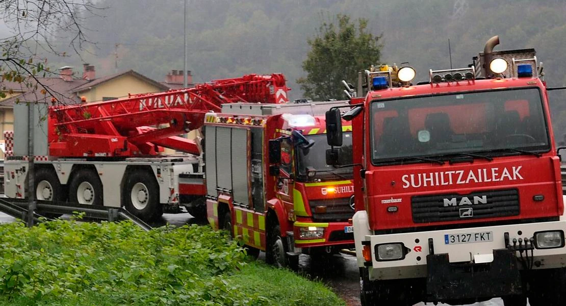 Un gran incendio obliga a los bomberos a evacuar seis edificios