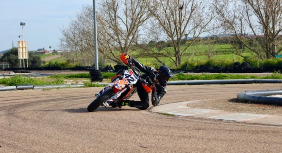 El piloto Sebastián Gil busca apoyo para participar en el Campeonato Mundial de Supermotard