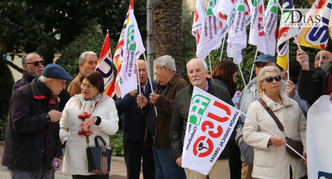 Los sindicatos se manifiestan al grito de “con la salud no se juega” en Badajoz