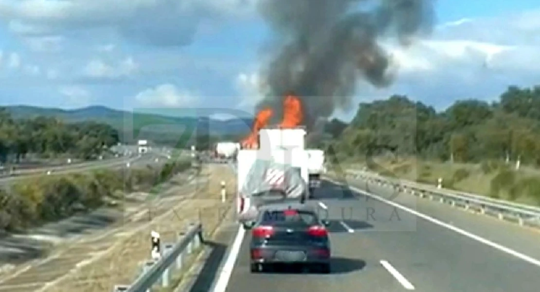 Corte en la A-66 tras el incendio de un tráiler: indican desvío alternativo