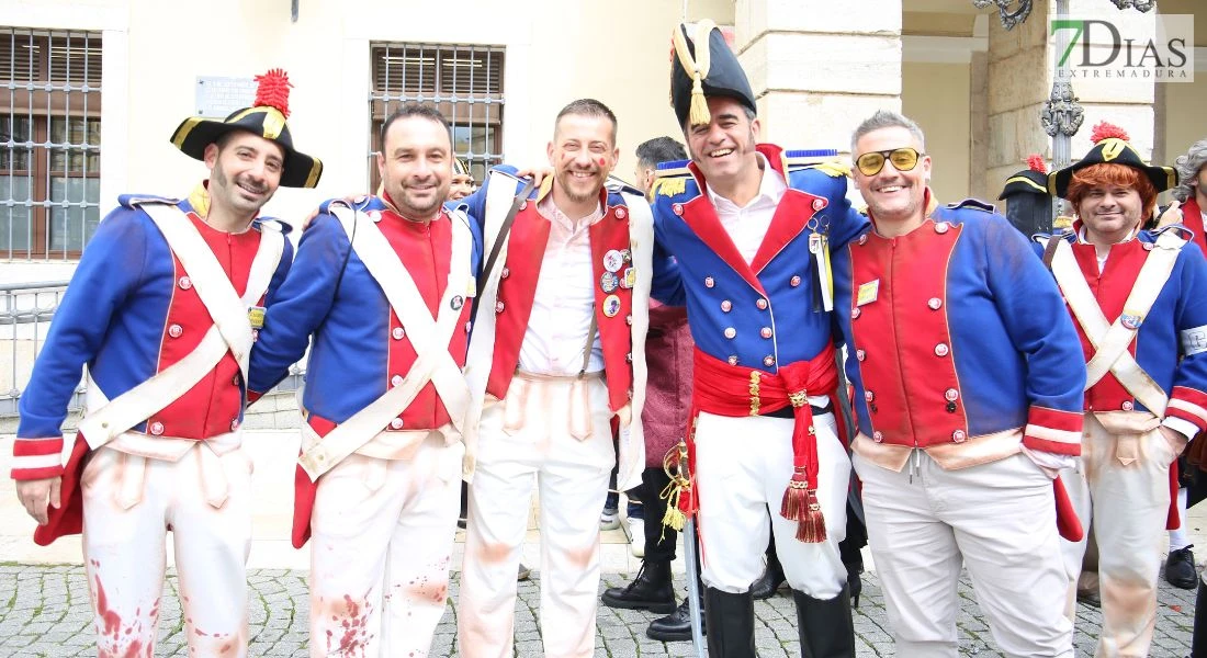 Boda carnavalera en Badajoz: ¡acho, que se casa Menacho!