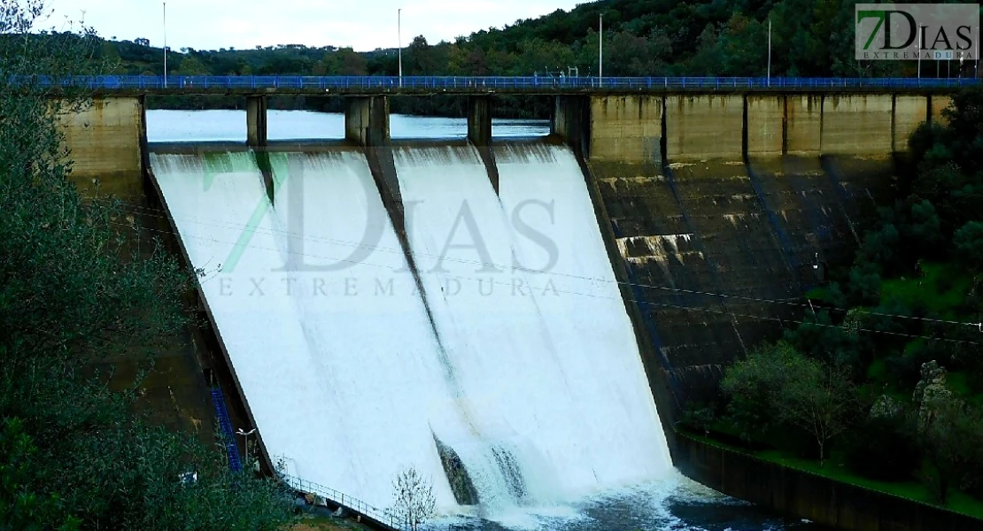 El Pantano de Villar del Rey al 100 % de su capacidad: empieza aliviar agua