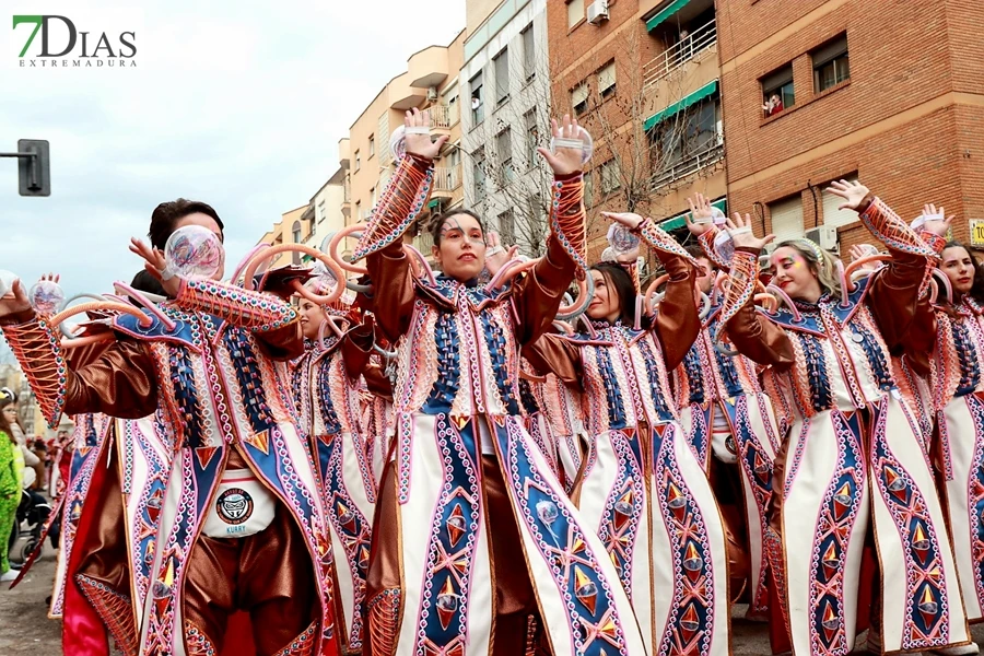 El mejor ambiente para llegar al ecuador del Carnaval de Badajoz está en San Roque