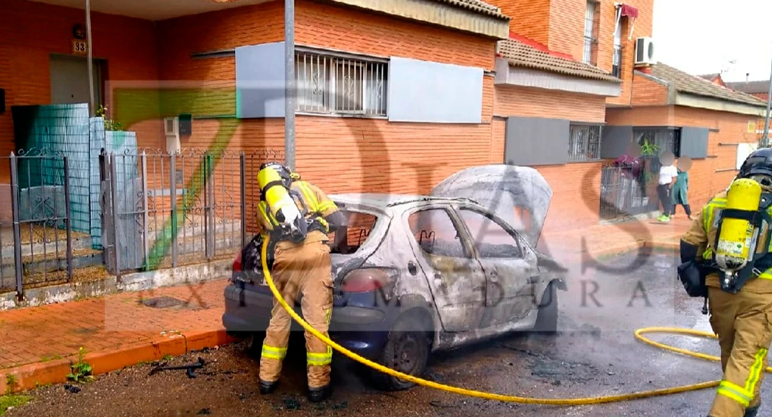 Susto en en Cerro de Reyes: vecinos alertan de un coche incendiado