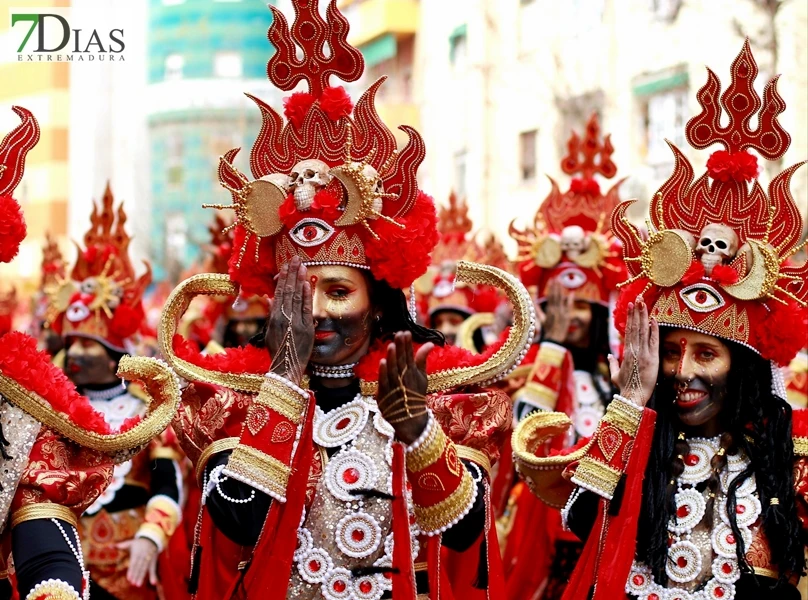 El mejor ambiente para llegar al ecuador del Carnaval de Badajoz está en San Roque