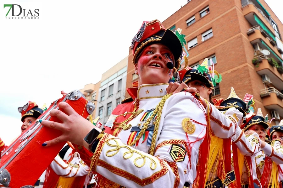 El mejor ambiente para llegar al ecuador del Carnaval de Badajoz está en San Roque